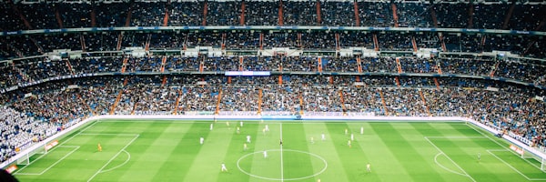 足球战术板分析 - 教练在战术板上画图讲解